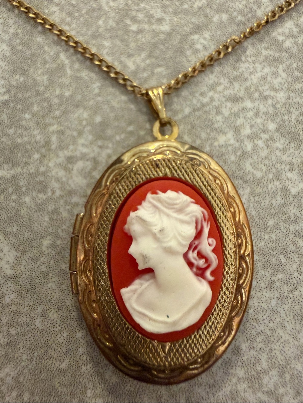 Vintage 80’s Cameo Locket + Chain